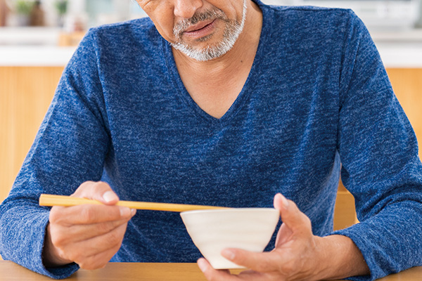 食事がしづらい高齢の男性